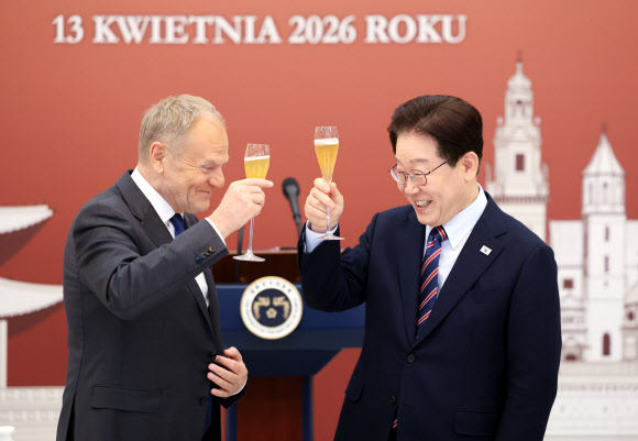 이재명 대통령과 도날트 투스크 폴란드 총리가 13일 청와대에서 열린 공식 방한 환영 오찬에서 건배하고 있다. 2026.4.13  청와대통신사진기자단
