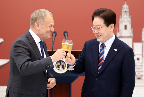 이재명 대통령과 도날트 투스크 폴란드 총리가 13일 청와대에서 열린 공식 방한 환영 오찬에서 건배하고 있다. 2026.4.13 청와대통신사진기자단