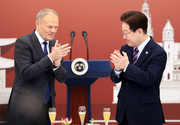 이재명 대통령과 도날트 투스크 폴란드 총리가 13일 청와대에서 열린 공식 방한 환영 오찬에서 서로에게 박수를 보내고 있다. 2026.4.13. 연합뉴스