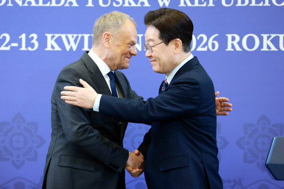 이재명 대통령과 도날트 투스크 폴란드 총리가 13일 청와대에서 공동언론발표 후 악수하고 있다. 2026.4.13 연합뉴스