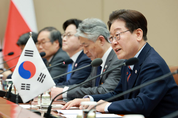 이재명 대통령이 13일 청와대에서 열린 도날트 투스크 폴란드 총리와의 확대 정상회담에서 발언하고 있다. 2026.4.13 연합뉴스
