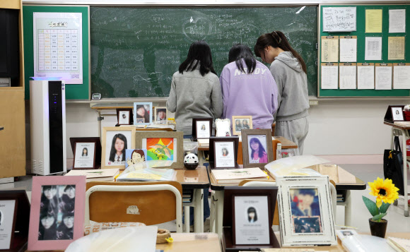 세월호 참사 12주기를 사흘 앞둔 13일 경기도 안산시 단원고 4.16기억교실에 추모객 발길이 이어지고 있다. 2026.4.13 연합뉴스
