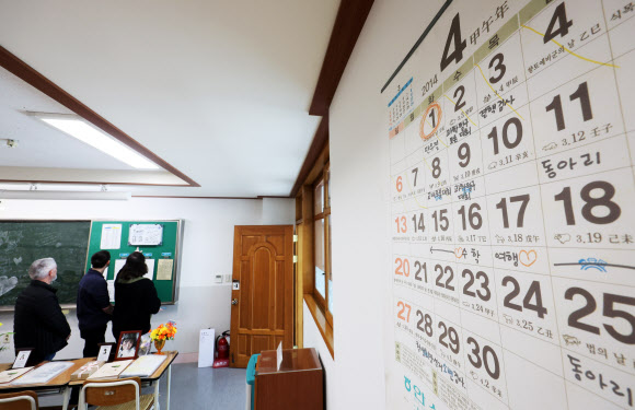 세월호 참사 12주기를 사흘 앞둔 13일 경기도 안산시 단원고 4.16기억교실에 추모객 발길이 이어지고 있다. 2026.4.13 연합뉴스