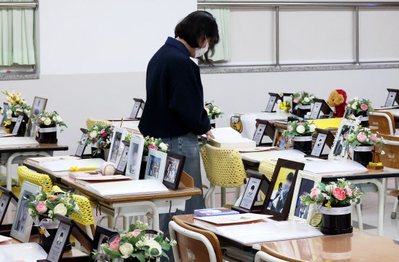 세월호 참사 12주기를 사흘 앞둔 13일 경기도 안산시 단원고 4.16기억교실에 추모객 발길이 이어지고 있다. 2026.4.13 연합뉴스