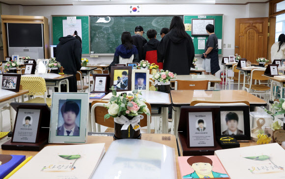 세월호 참사 12주기를 사흘 앞둔 13일 경기도 안산시 단원고 4.16기억교실에 추모객 발길이 이어지고 있다. 2026.4.13 연합뉴스