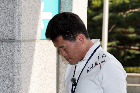 구속영장 청구 전 피의자 조사 출석하는 전한길