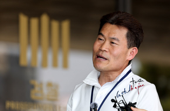 취재진에 입장 밝히는 전한길