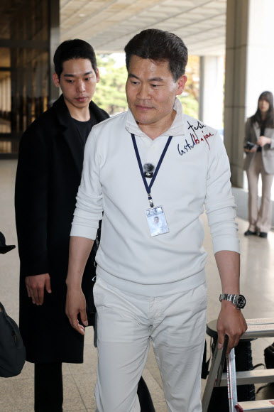 구속영장 청구 전 피의자 조사 출석하는 전한길