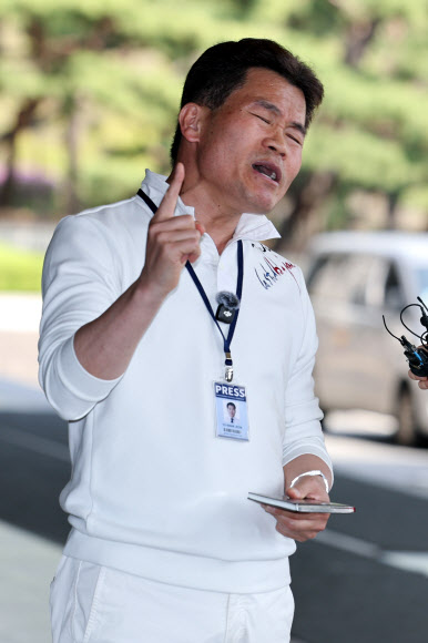 검찰 출석 전 발언하는 전한길