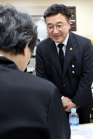 윤호중 행정안전부 장관이 13일 전남 완도군 완도읍 완도대성병원 장례식장을 찾아 화재현장에서 숨진 박승원 소방위 빈소에서 유가족을 위로하고 있다. 2026.4.13 연합뉴스