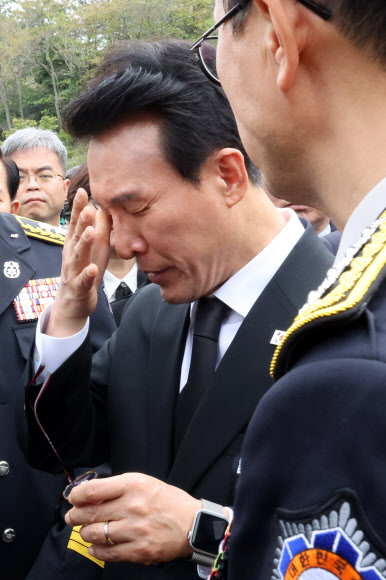 김민석 국무총리가 13일 오전 전남 완도군 완도읍 완도대성병원 장례식장을 찾아 화재현장에서 숨진 소방관을 조문한 뒤 눈가를 닦고 있다. 2026.4.13 연합뉴스