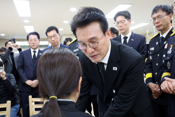 김민석 국무총리가 13일 오전 전남 완도군 완도읍 완도대성병원 장례식장을 찾아 화재현장에서 숨진 노태영 소방사 빈소에서 유가족들을 위로하고 있다. 2026.4.13 연합뉴스