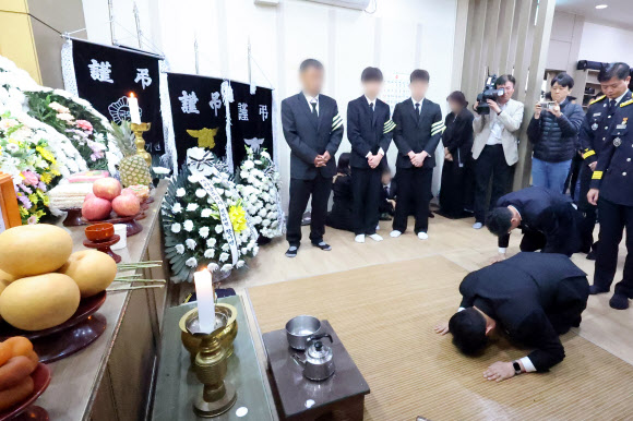 김민석 국무총리가 13일 오전 전남 완도군 완도읍 완도대성병원 장례식장을 찾아 화재현장에서 숨진 박승원 소방위 빈소에서 절을 하고있다. 2026.4.13 연합뉴스