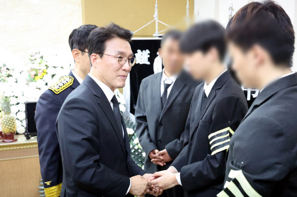 김민석 국무총리가 13일 오전 전남 완도군 완도읍 완도대성병원 장례식장을 찾아 화재현장에서 숨진 박승원 소방위 빈소에서 유가족들과 이야기를 하고 있다. 2026.4.13 연합뉴스
