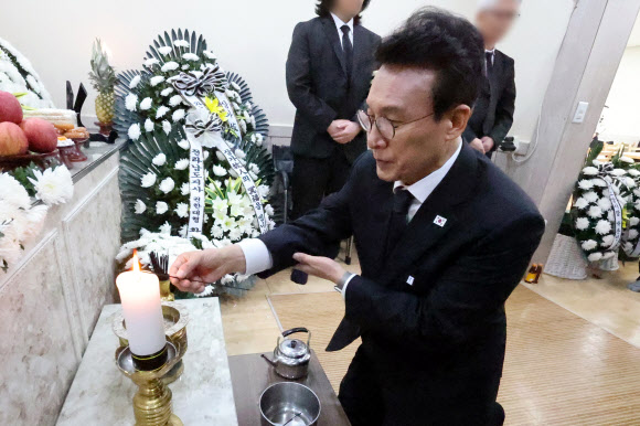 김민석 국무총리가 13일 오전 전남 완도군 완도읍 완도대성병원 장례식장을 찾아 화재현장에서 숨진 노태영 소방사 빈소에서 분향하고 있다. 2026.4.13 연합뉴스