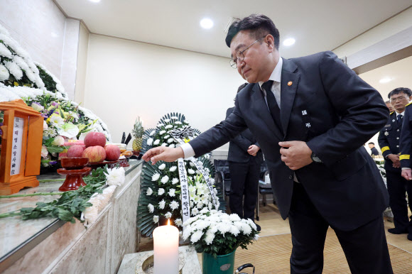 윤호중 행정안전부 장관이 13일 전남 완도군 완도읍 완도대성병원 장례식장을 찾아 화재현장에서 숨진 노태영 소방사 빈소에서 헌화하고 있다. 2026.4.13 연합뉴스
