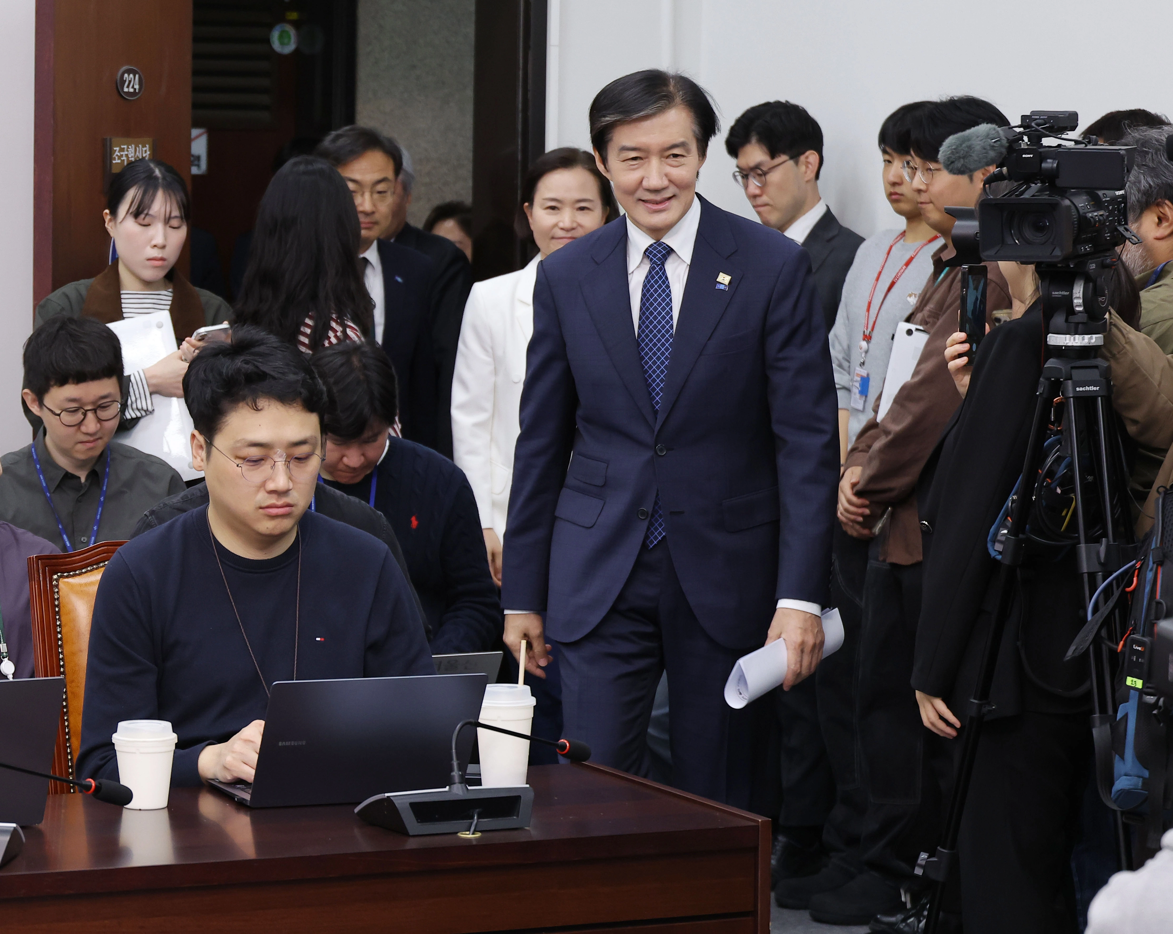 조국, 평택을 재선거 출마 발표  조국 조국혁신당 대표가 14일 국회에서 오는 6월 3일 치러질 국회의원 재선거에서 경기 평택을에 출마를 발표하기 위해 단상을 향하고 있다. 2026.4.14