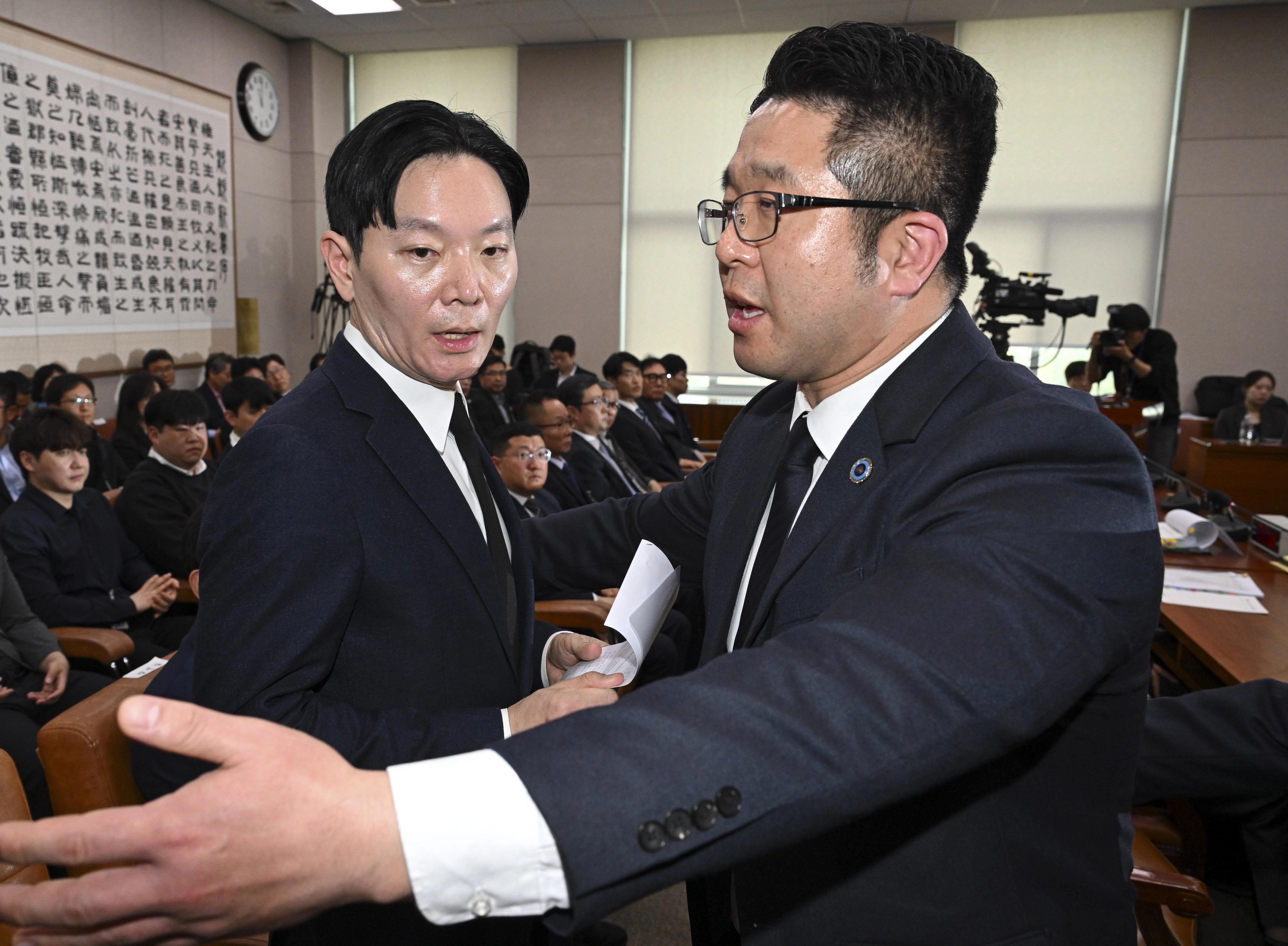 박상용(왼쪽) 검사가 14일 국회 윤석열정권정치검찰조작기소의혹사건진상규명 국정조사 특별위원회에서 열린 쌍방울 대북 송금 사건 관련 청문회에서 증인 선서를 거부한 뒤 퇴장당하고 있다. 2026.4.14 이지훈 기자