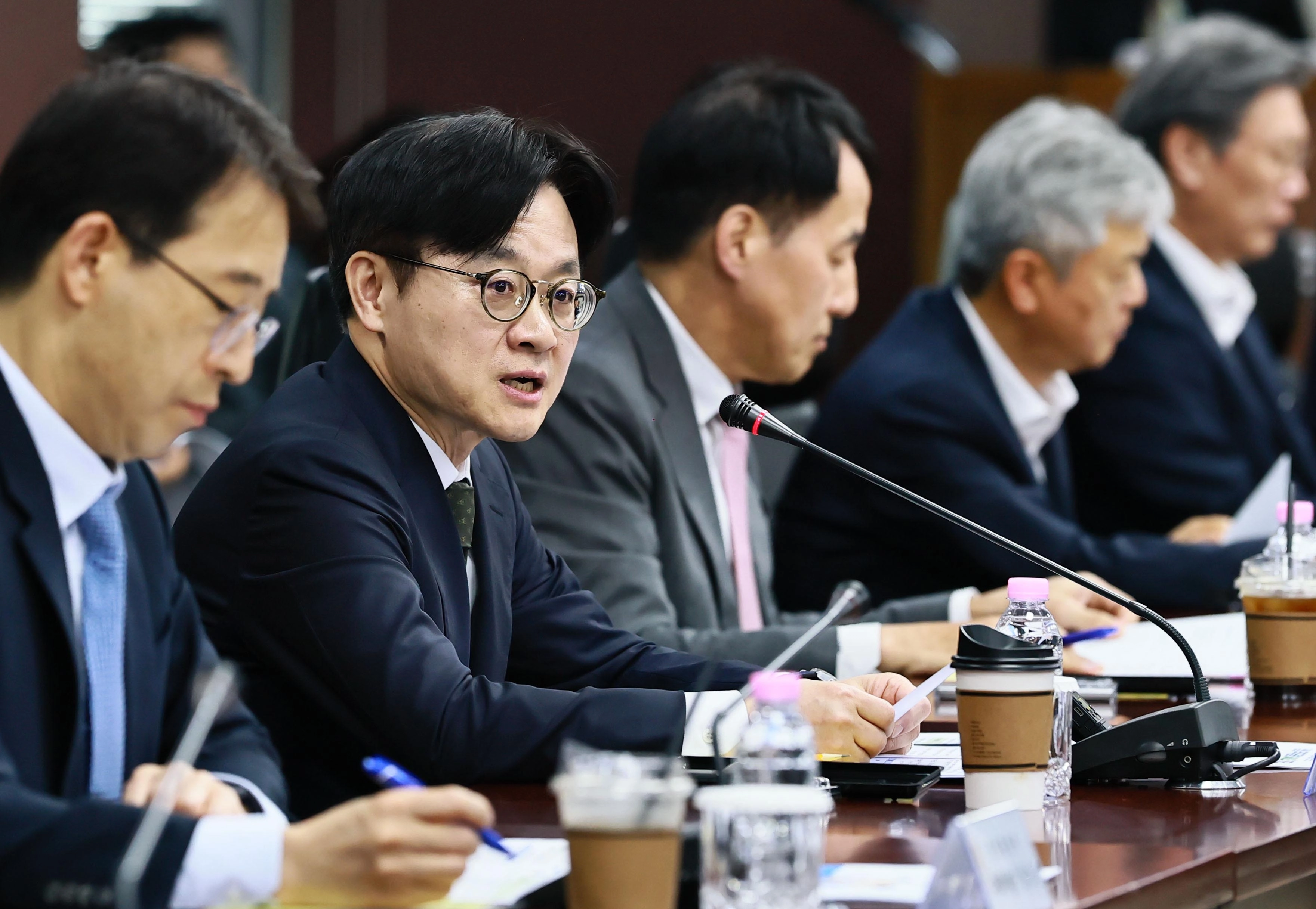 상생 무역금융 확산 간담회  김정관 산업통상부 장관이 14일 오후 서울 종로구 한국무역보험공사에서 열린 ‘상생 무역금융 확산 간담회 및 소비재 공급망 보증 협약식’에 참석해 발언하고 있다. 산업통상부 제공