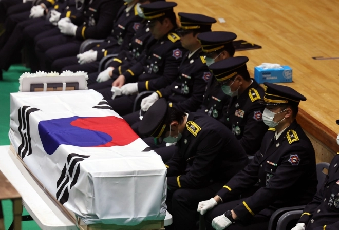14일 전남 완도군 농어민문화체육센터에서 열린 ‘전남도청장 순직 소방공무원 영결식’에서 고 박승원 소방경, 고 노태영 소방교의 동료 소방관들이 유족의 추모글 낭독을 들으며 눈물을 흘리고 있다.<br>완도 뉴스1