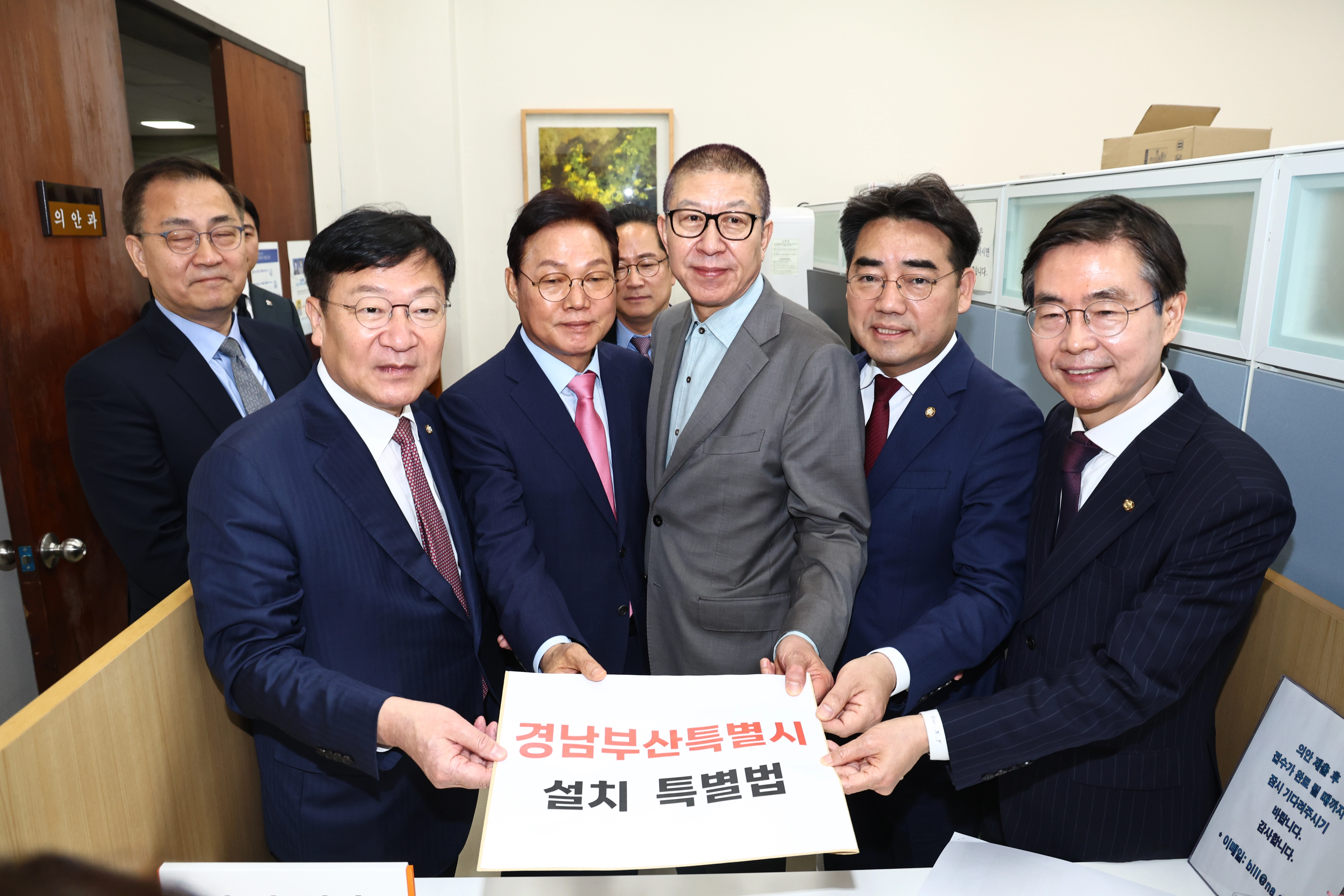 국민의힘 부산시장 후보인 박형준(오른쪽 세 번째) 시장과 경남지사 후보인 박완수(네 번째) 지사 등이 14일 경남·부산 통합특별시 설치 특별법안을 국회에 제출하는 모습.
서울 뉴시스