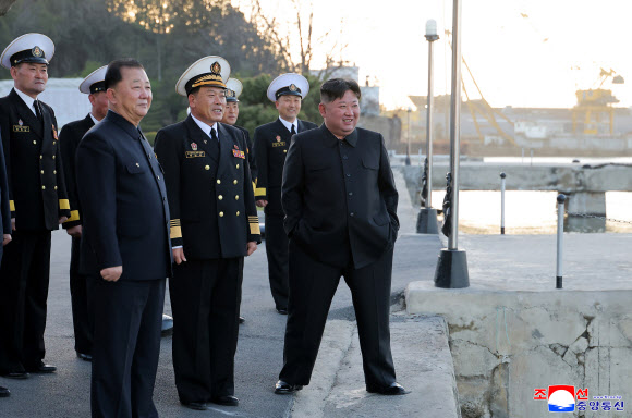 김정은 북한 국무위원장이 취역을 앞둔 5천t급 신형 구축함 ‘최현호’에서 진행된 미사일 시험 발사를 또 참관했다.북한 조선중앙통신은 “해군 구축함 ‘최현호’에 대한 작전운용평가 시험체계 안에서 전략순항미사일과 반함선(함대함)미사일시험발사가 12일 또다시 진행”됐다고 14일 전했다.2026.4.14. 평양 조선중앙통신 연합뉴스