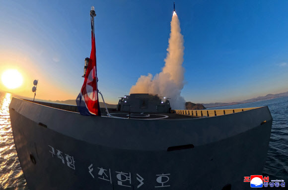 김정은 북한 국무위원장이 취역을 앞둔 5천t급 신형 구축함 ‘최현호’에서 진행된 미사일 시험 발사를 또 참관했다.북한 조선중앙통신은 “해군 구축함 ‘최현호’에 대한 작전운용평가 시험체계 안에서 전략순항미사일과 반함선(함대함)미사일시험발사가 12일 또다시 진행”됐다고 14일 전했다.2026.4.14. 평양 조선중앙통신 연합뉴스