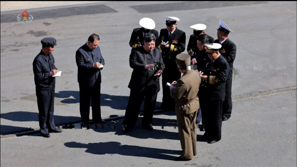 김정은 북한 국무위원장이 지난 12일 구축함 최현호에서 전략순항미사일 2기와 반함선미사일 3기의 시험발사를 참관했다고 조선중앙TV가 14일 보도했다. 조춘룡 당 비서, 박광섭 해군사령관, 김정식 당 군수공업부 제1부부장, 현태영 해군사령부 참모장 등이 수행했다. 2026.4.14. 조선중앙TV 화면·연합뉴스