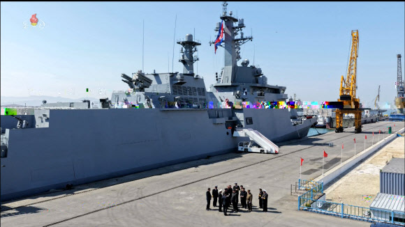 김정은 북한 국무위원장이 지난 12일 구축함 최현호에서 전략순항미사일 2기와 반함선미사일 3기의 시험발사를 참관했다고 조선중앙TV가 14일 보도했다. 조춘룡 당 비서, 박광섭 해군사령관, 김정식 당 군수공업부 제1부부장, 현태영 해군사령부 참모장 등이 수행했다. 2026.4.14. 조선중앙TV 화면·연합뉴스
