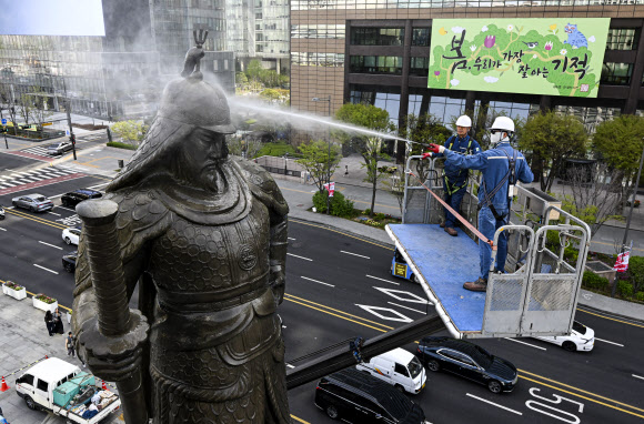 14일 서울 종로구 광화문광장에서 서울시 관계자들이 이순신 장군 동상을 세척하고 있다. 2026.4.14 [공동취재] 연합뉴스