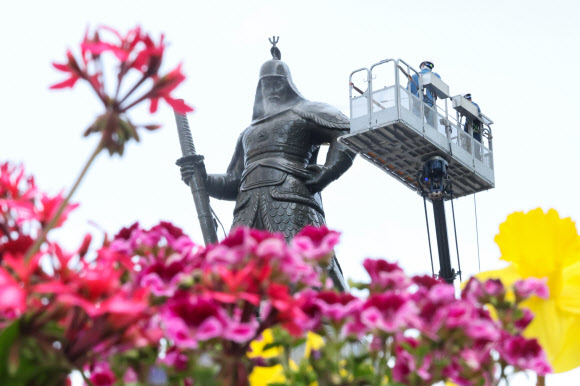 14일 서울 종로구 광화문광장에서 서울시 관계자들이 이순신 장군 동상을 세척하고 있다. 2026.4.14 연합뉴스
