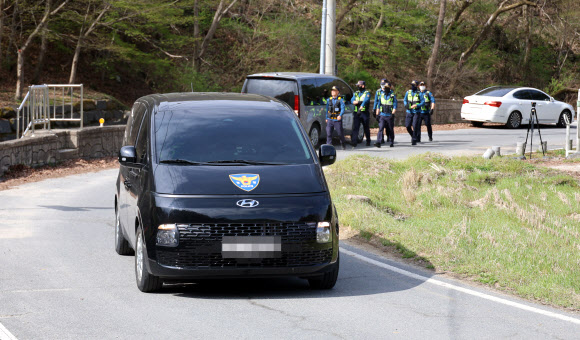지난 8일 대전 오월드에서 탈출한 늑대, 늑구 수색이 1주일째 이어지는 14일 오전 경찰이 늑구가 발견된 대전 중구 무수동 야산으로 들어가고 있다. 2026.4.14  연합뉴스