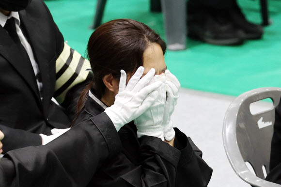 14일 오전 전남 완도군 농어민문화체육센터에서 열린 고 박승원 소방경·노태영 소방교의 영결식에서 유족이 오열하고 있다. 2026.4.14 연합뉴스