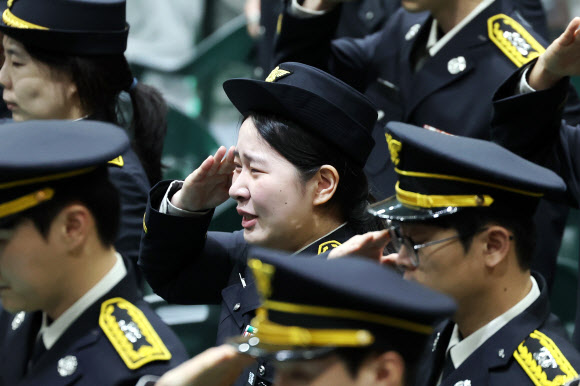 14일 오전 전남 완도군 농어민문화체육센터에서 열린 고 박승원 소방경·노태영 소방교의 영결식에서 한 소방관이 오열하고 있다. 2026.4.14 연합뉴스
