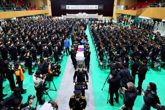 14일 오전 전남 완도군 농어민문화체육센터에서 열린 고 박승원 소방경·노태영 소방교의 영결식에서 소방관들이 운구하고 있다. 2026.4.14 연합뉴스