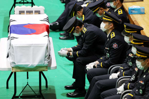 14일 오전 전남 완도군 농어민문화체육센터에서 열린 고 박승원 소방경·노태영 소방교의 영결식에서 소방관들이 울고 있다. 2026.4.14 연합뉴스