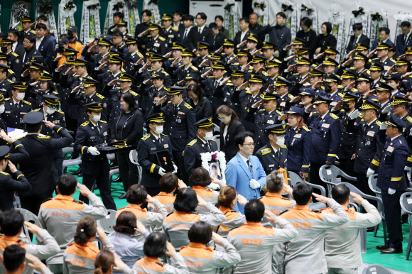 14일 오전 전남 완도군 농어민문화체육센터에서 화재로 순직한 고 박승원 소방경·노태영 소방교의 영결식이 엄수되고 있다. 2026.4.14 연합뉴스