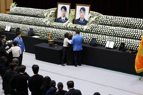 14일 오전 전남 완도군 농어민문화체육센터에서 열린 고 박승원 소방경·노태영 소방교의 영결식에서 한 유족이 헌화한 뒤 오열하고 있다. 2026.4.14 연합뉴스