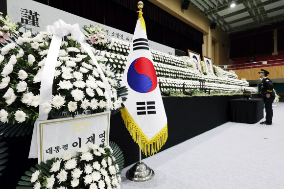 14일 오전 전남 완도군 농어민문화체육센터에서 한 소방관이 고 박승원 소방경·노태영 소방교의 영결식이 끝난 뒤 홀로 추모하고 있다. 2026.4.14 연합뉴스
