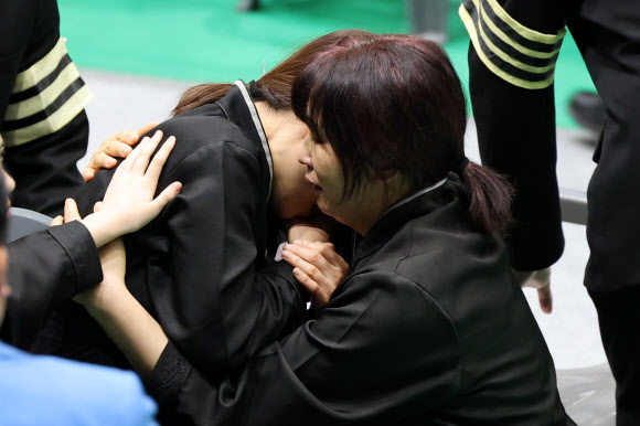 14일 오전 전남 완도군 농어민문화체육센터에서 열린 고 박승원 소방경·노태영 소방교의 영결식에서 유족이 오열하고 있다. 2026.4.14 연합뉴스