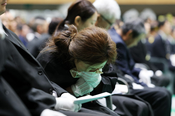 14일 오전 전남 완도군 농어민문화체육센터에서 열린 고 박승원 소방경·노태영 소방교의 영결식에서 유족이 오열하고 있다. 2026.4.14 연합뉴스