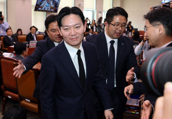 14일 국회 ‘윤석열 정권 정치검찰 조작기소 의혹 사건 진상규명’ 국정조사특별위원회에서 열린 쌍방울 대북 송금 사건 관련 청문회에서 사건을 수사했던 박상용 검사가 증인선서를 거부하고 서영교 위원장의 대기 장소 이동 조치에 따라 회의장을 나서고 있다. 2026.4.14  연합뉴스