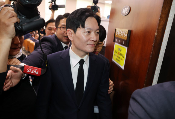 14일 국회 ‘윤석열 정권 정치검찰 조작기소 의혹 사건 진상규명’ 국정조사특별위원회에서 열린 쌍방울 대북 송금 사건 관련 청문회에서 사건을 수사했던 박상용 검사가 증인선서를 거부하고 서영교 위원장의 대기 장소 이동 조치에 따라 회의장을 나서고 있다. 2026.4.14  연합뉴스