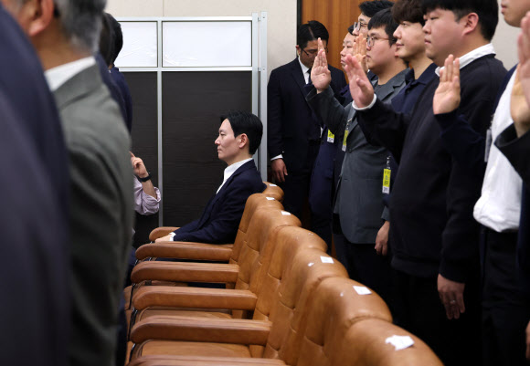 14일 국회 ‘윤석열 정권 정치검찰 조작기소 의혹 사건 진상규명’ 국정조사특별위원회에서 열린 쌍방울 대북 송금 사건 관련 청문회에서 사건을 수사했던 박상용 검사가 증인선서를 거부한 채 증인석에 앉아 있다. 2026.4.14  연합뉴스