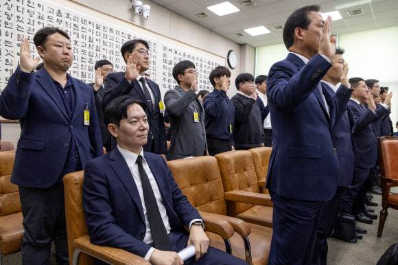 14일 국회 ‘윤석열 정권 정치검찰 조작 기소 의혹 사건 진상규명’ 국정조사특별위원회에서 열린 쌍방울 대북 송금 사건 관련 청문회에서 이 사건을 수사했던 박상용 검사가 증인 선서를 거부한 채 자리에 앉아 있다. 2026.4.14 연합뉴스