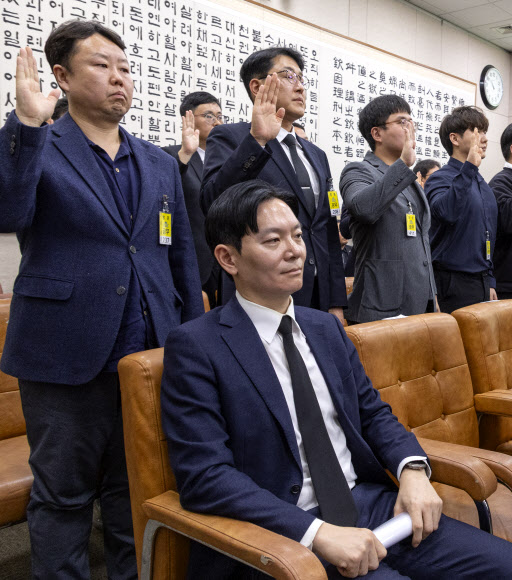 14일 국회 ‘윤석열 정권 정치검찰 조작 기소 의혹 사건 진상규명’ 국정조사특별위원회에서 열린 쌍방울 대북 송금 사건 관련 청문회에서 이 사건을 수사했던 박상용 검사가 증인 선서를 거부한 채 자리에 앉아 있다. 2026.4.14 연합뉴스