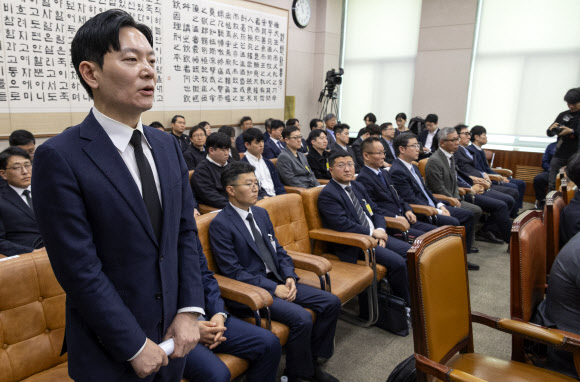 14일 국회 ‘윤석열 정권 정치검찰 조작 기소 의혹 사건 진상규명’ 국정조사특별위원회에서 열린 쌍방울 대북 송금 사건 관련 청문회에서 이 사건을 수사했던 박상용 검사가 증인 선서를 거부한 뒤 거부의 이유를 구두로 설명할 수 있는 기회를 요구하고 있다. 2026.4.14 연합뉴스
