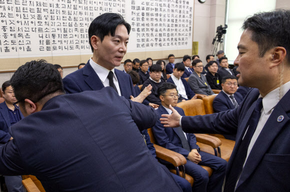 14일 국회 ‘윤석열 정권 정치검찰 조작 기소 의혹 사건 진상규명’ 국정조사특별위원회에서 열린 쌍방울 대북 송금 사건 관련 청문회에서 이 사건을 수사했던 박상용 검사가 증인 선서를 거부한 뒤 거부의 이유를 구두로 설명할 수 있는 기회를 요구하다 서영교 위원장의 명령으로 경위의 안내를 받아 퇴장하고 있다. 2026.4.14 연합뉴스