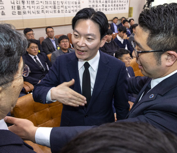 14일 국회 ‘윤석열 정권 정치검찰 조작 기소 의혹 사건 진상규명’ 국정조사특별위원회에서 열린 쌍방울 대북 송금 사건 관련 청문회에서 이 사건을 수사했던 박상용 검사가 증인 선서를 거부한 뒤 거부의 이유를 구두로 설명할 수 있는 기회를 요구하다 서영교 위원장의 명령으로 경위의 안내를 받아 퇴장하고 있다. 2026.4.14 연합뉴스