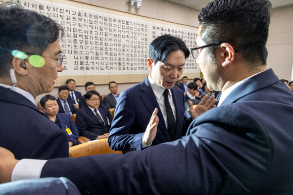 14일 국회 ‘윤석열 정권 정치검찰 조작 기소 의혹 사건 진상규명’ 국정조사특별위원회에서 열린 쌍방울 대북 송금 사건 관련 청문회에서 이 사건을 수사했던 박상용 검사가 증인 선서를 거부한 뒤 거부의 이유를 구두로 설명할 수 있는 기회를 요구하다 서영교 위원장의 명령으로 경위의 안내를 받아 퇴장하고 있다. 2026.4.14 연합뉴스